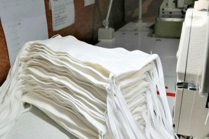 Salut explica com fer mascaretes casolanes en un vídeo