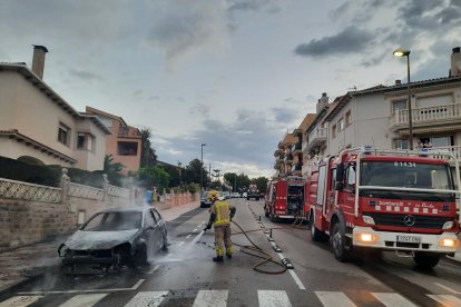 Crema completament un vehicle a Creixell