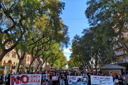 Unos 150 animalistas se manifiestan contra la caza en Tarragona