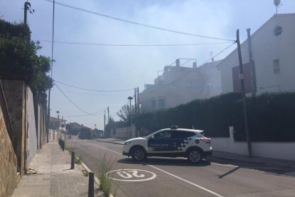 Evacuen un grup veïns de Segur de Calafell per un incendi en un solar