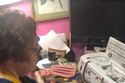 Los vecinos de Vila-seca se movilizan para confeccionar mascarillas protectoras
