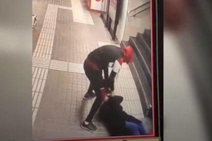 Un home agredeix brutalment una dona per robar-li la bossa al metro de Barcelona