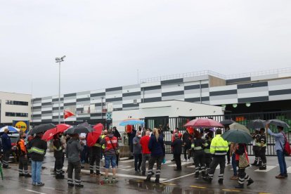 Empleados de Lidl se manifiestan en el exterior de varios supermercados de Catalunya