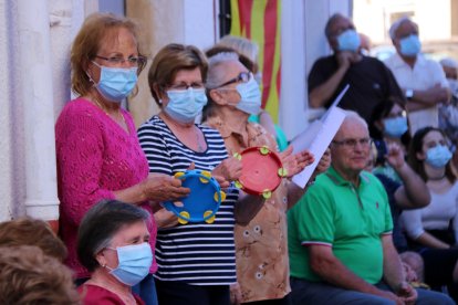 Jotas cantadas desde un balcón de Freginals para neutralizar los miedos y la soledad del confinamiento
