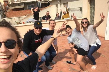 Associacions juvenils reparteixen menjar i cuiden dels més petits