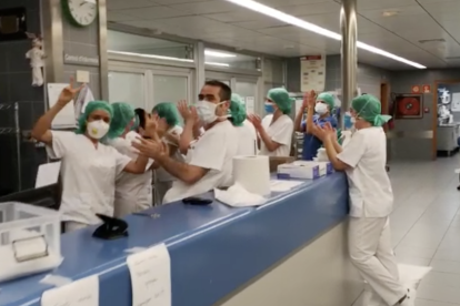 Emoción en el UCI del Hospital Santa Tecla en extubar al primer paciente con coronavirus