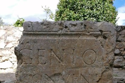 El Paseo Arqueológico ofrece una imagen «degradada» por hierbas y vallas a tierra