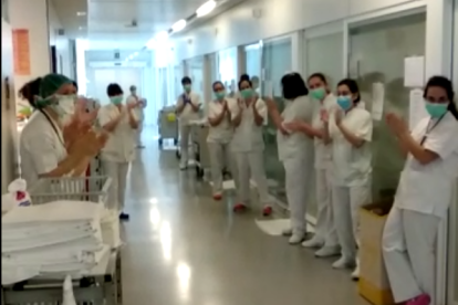 Llàgrimes, agraïments i aplaudiments pel primer pacient amb covid que surt de l'UCI del Sant Joan