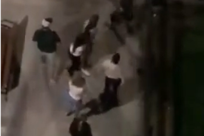 Nuevo episodio de peleas durante la noche en la calle de la Sardana