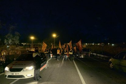 La huelga en la petroquímica arranca con un seguimiento del 100%, según CCOO