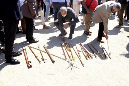 Un centenar de alcaldes y terratenientes protestan ante el Parlament por la futura Agencia del Patrimonio Natural