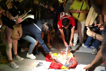 Crema d'imatges del Rei a la Rambla Nova de Tarragona, davant els Despullats.