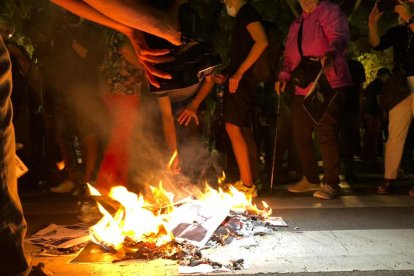 Crema d'imatges del Rei a la Rambla Nova de Tarragona, davant els Despullats.
