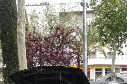 Cremen parcialment dos turismes a Reus