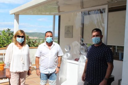 El invento casero de dos creixellencs que permite acercar los abrazos en tiempo de la Covid-19