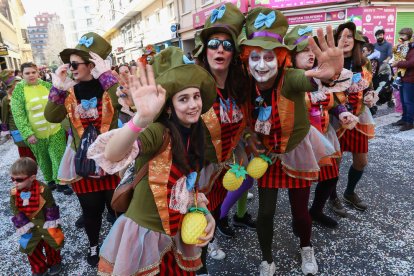 Quilos de confeti posen el color a una particular batalla entre colles a Reus