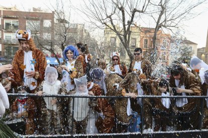 Quilos de confeti posen el color a una particular batalla entre colles a Reus