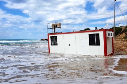 La crecida del mar hace 'desaparecer' la playa Larga de Tarragona
