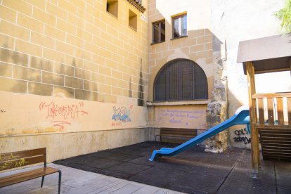 Aspecto de la plaza de los Natzarens con las nuevas pintadas que han aparecido estos días.