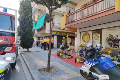 Evacuan a los vecinos de un edificio de la Vía Augusta por|para un incendio en la primera planta