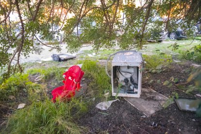 Vierten muebles y electrodomésticos a la zona del Palomar de Sant Pere y Sant Pau