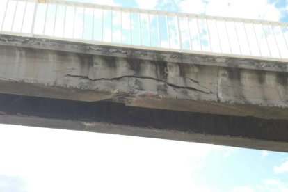 Un camión estropea parte de un paso de peatones sobre l'N-340 en Torredembarra