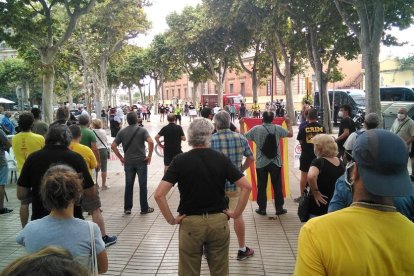 Un grup de persones es concentra en contra de la manifestació de SOMI al Vendrell
