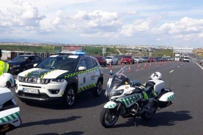 La DGT explica que hi ha embussos pels controls, no per viatges vacacionals