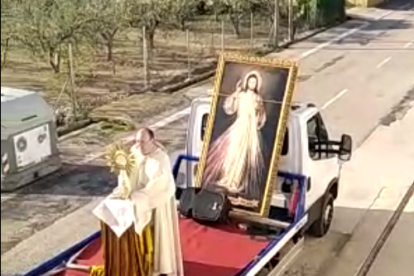 Un cura hace una bendición sobre ruedas en Deltebre