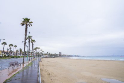 Visitantes de segunda residencia atraviesan las barreras en la Costa Daurada