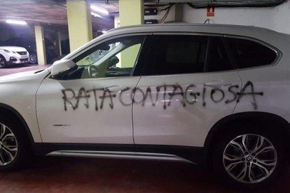 Escriuen «rata contagiosa» al cotxe d'una metgessa ginecòloga de Barcelona