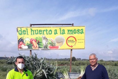 Dos ciutadans donen aliments a l'Ajuntament de Creixell pels més desfavorits