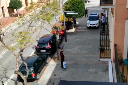Veïns i policia d'Altafulla reben amb aplaudiments un veí que torna a casa després de superar el coronavirus