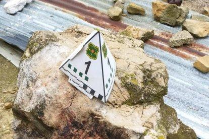 Plano detalle de los cebos envenenados localizados en una caseta en el espacio natural de la sierra del Cardó-Boix.