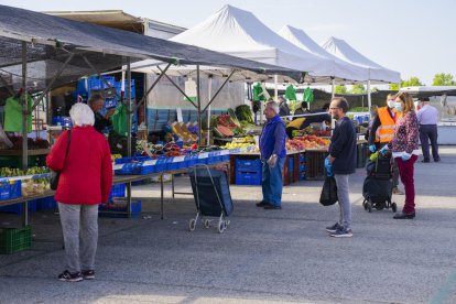 El mercadet de Bovanista reobre amb 13 parades i baixa afluència de clients