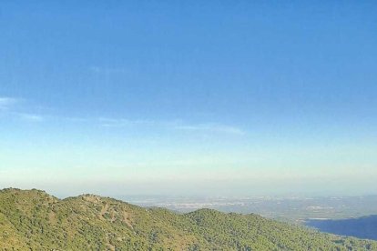 Acción de protesta contra una central eólica prevista cerca de la ermita de Puigcerver, en el Baix Camp