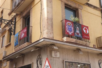 Plan|Plano general de las banderas y escudos de las cofradías de la Semana Santa de Tarragona a la plaza de la Fuente. Imagen del 1 de abril del 2021 (Horizontal).