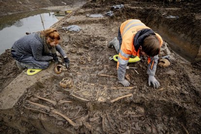 Troben una vintena d'esquelets humans al costat d'un antic castell als Països Baixos