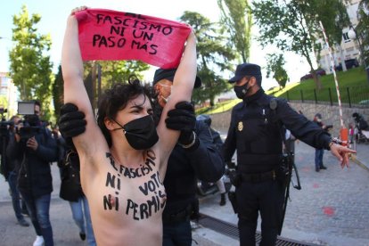 Detingudes activistes de Femen que es manifestaven on havia de votar Monasterio, de Vox
