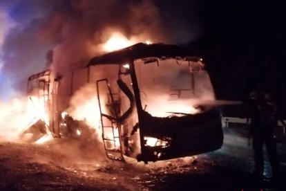 Crema completament un autobús que transportava treballadors a la Repsol als Pallaresos
