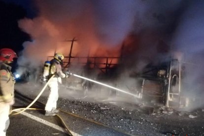 Crema completament un autobús que transportava treballadors a la Repsol als Pallaresos