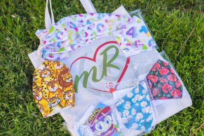 Dones que posen fil a l'agulla per ajudar