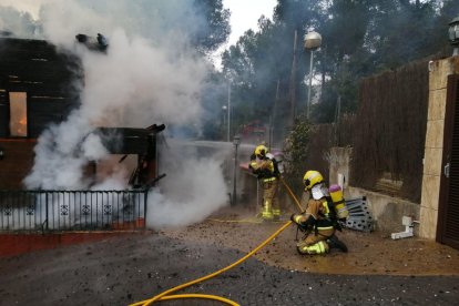 Seis dotaciones de Bombers trabajan en el incendio de una casa de madera en Santa Marina de Pratdip