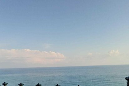 Niños de la Escuela el Miracle hacen lucir sus murales del 25-N en el Balcón del Mediterráneo