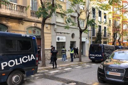 La Policía Nacional registra durante más de nueve horas el 42 de la calle Reding