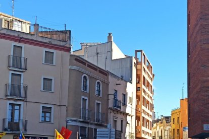 Los manifestantes antifascistas silbando contra la comitiva de Vox