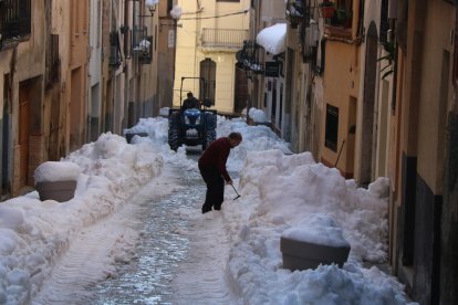 Falsete intenta recuperar la normalidad con más de medio metro de nieve en las calles