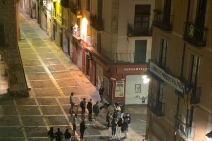 Petardos, bailes y 'botellons' en la calle en Tarragona la primera noche sin toque de queda