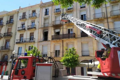 Desallotgen un edifici de la Rambla Nova per l'incendi en un pis