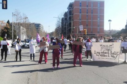 Prop d'un centenar de sanitaris es mobilitzen i tallen el trànsit davant de l'Hospital Joan XXIII